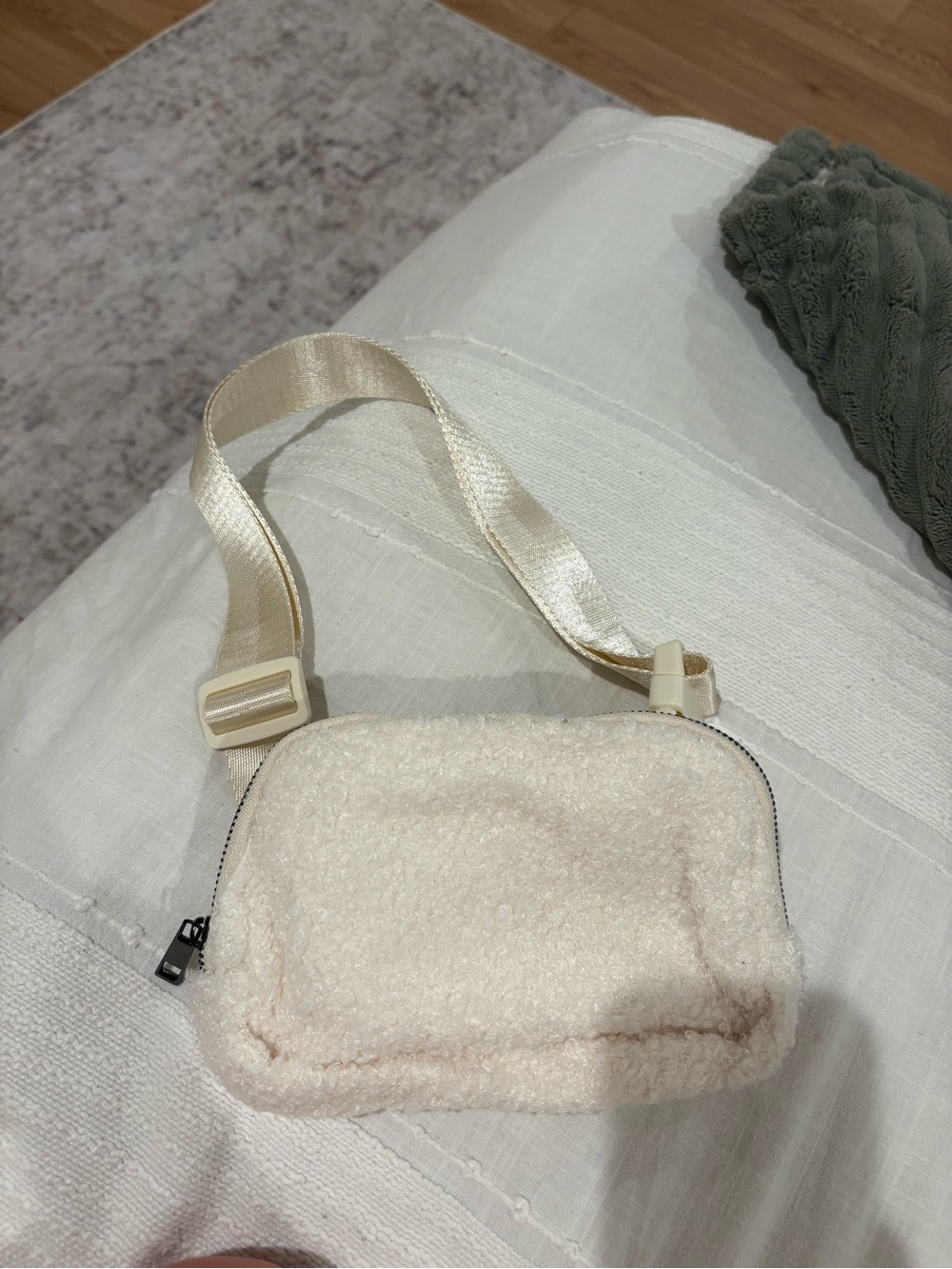 Amazon’s “Lululemon Everywhere Belt Bag” Dupe